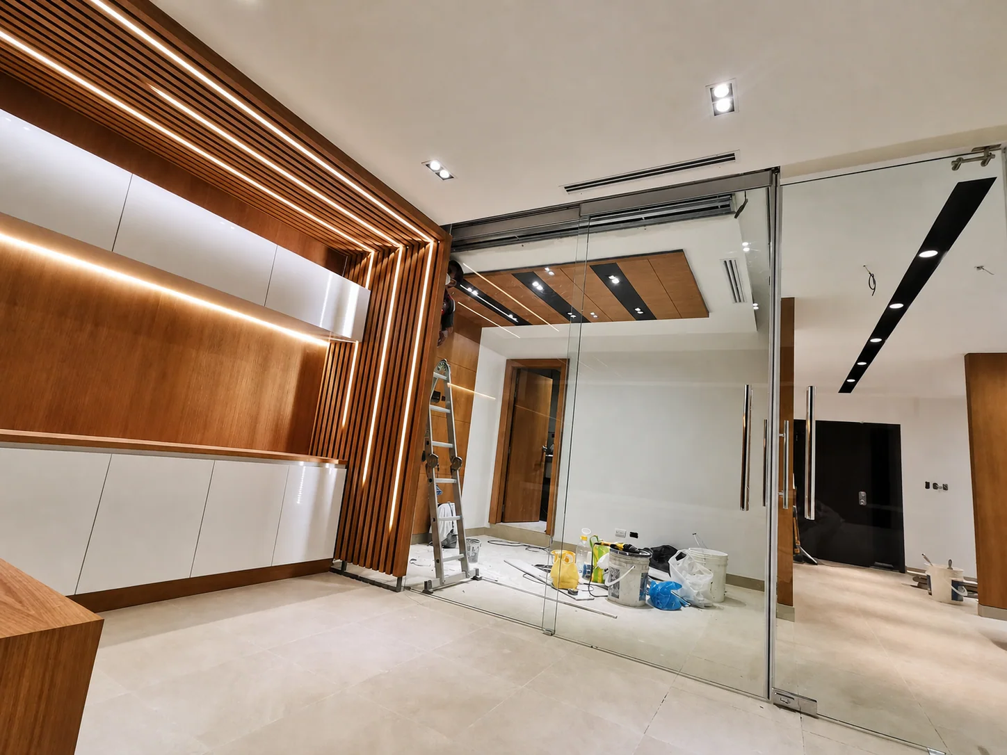 Interior terminado con madera e iluminación integrada