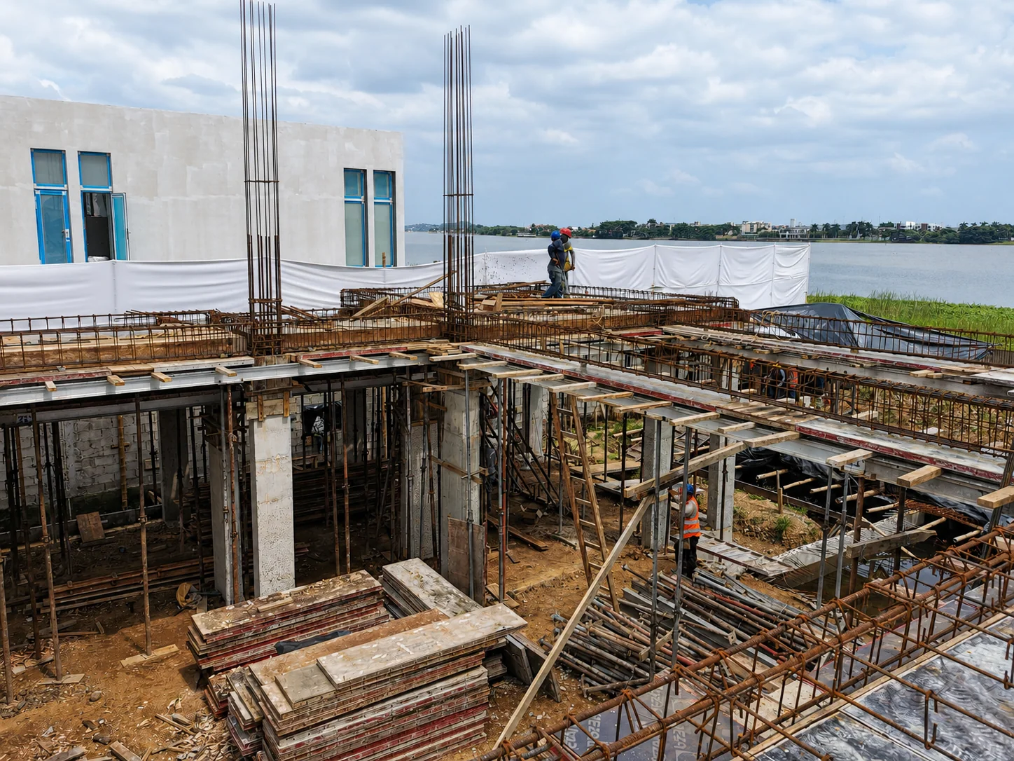Estructura de hormigón y acero durante la construcción